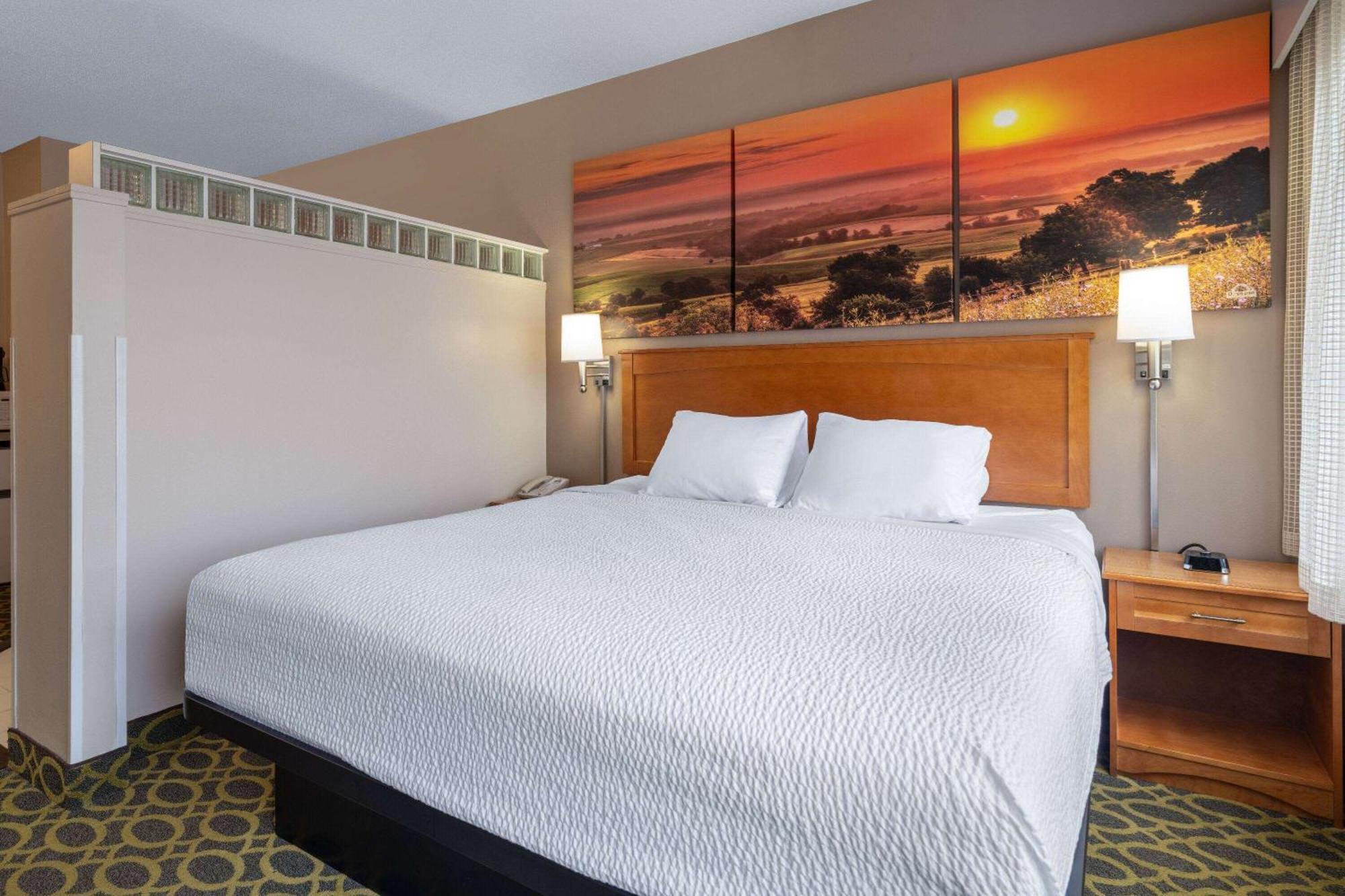 Days & By Wyndham Hotel 2*